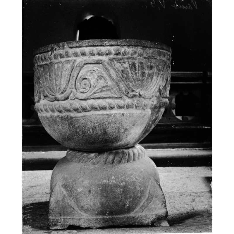 Source caption: "Dopfunt, sandsten. Cylindrisk cuppa, ornerad med palmettranka mellan två repstavar. Fot med tresidiga "flikar" i hörnen omfattande den rundade övre delen. 1200-talet."