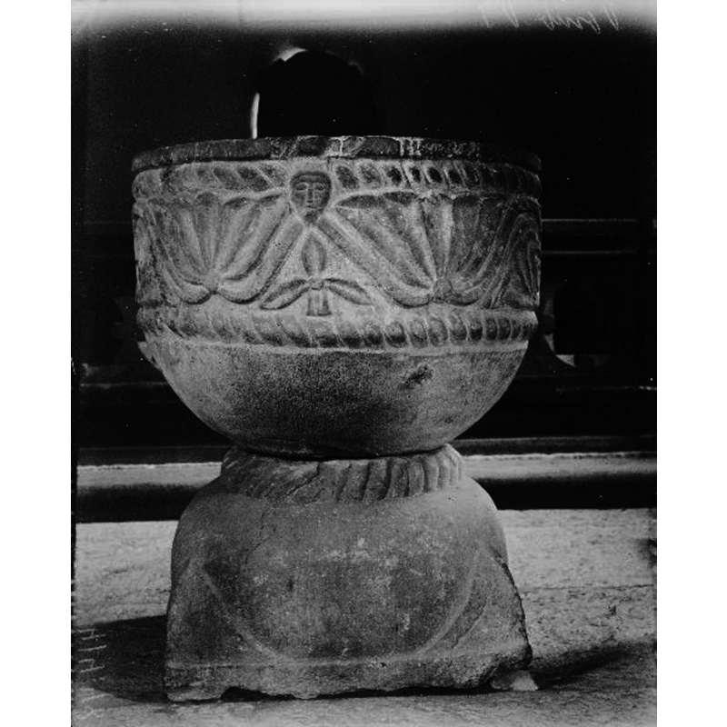Source caption: "Dopfunt, sandsten. Cylindrisk cuppa, ornerad med palmettranka mellan två repstavar. Fot med tresidiga "flikar" i hörnen omfattande den rundade övre delen. 1200-talet."