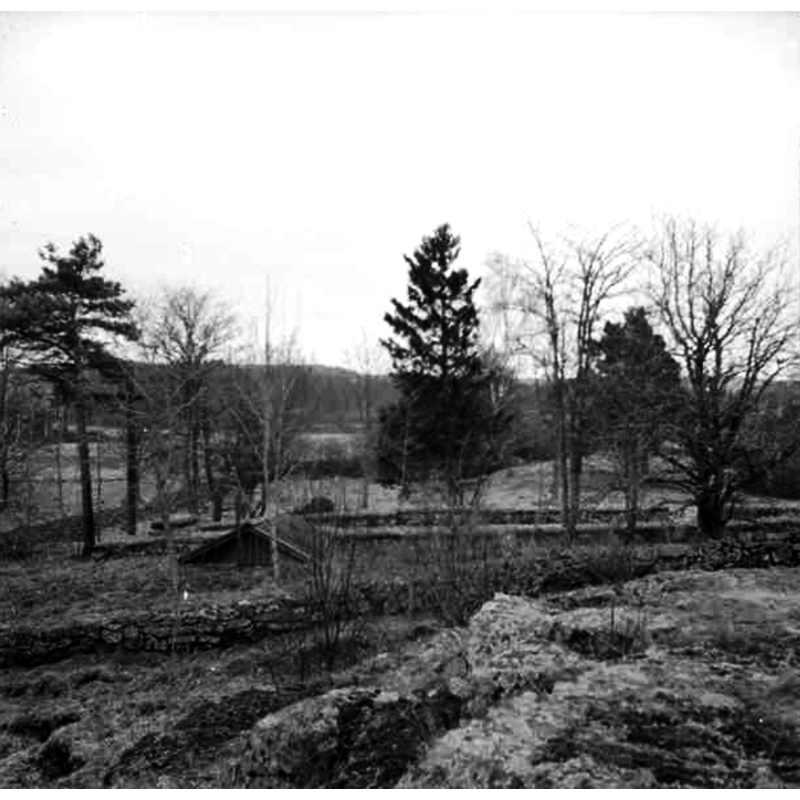 the ruins of the old church in 1938