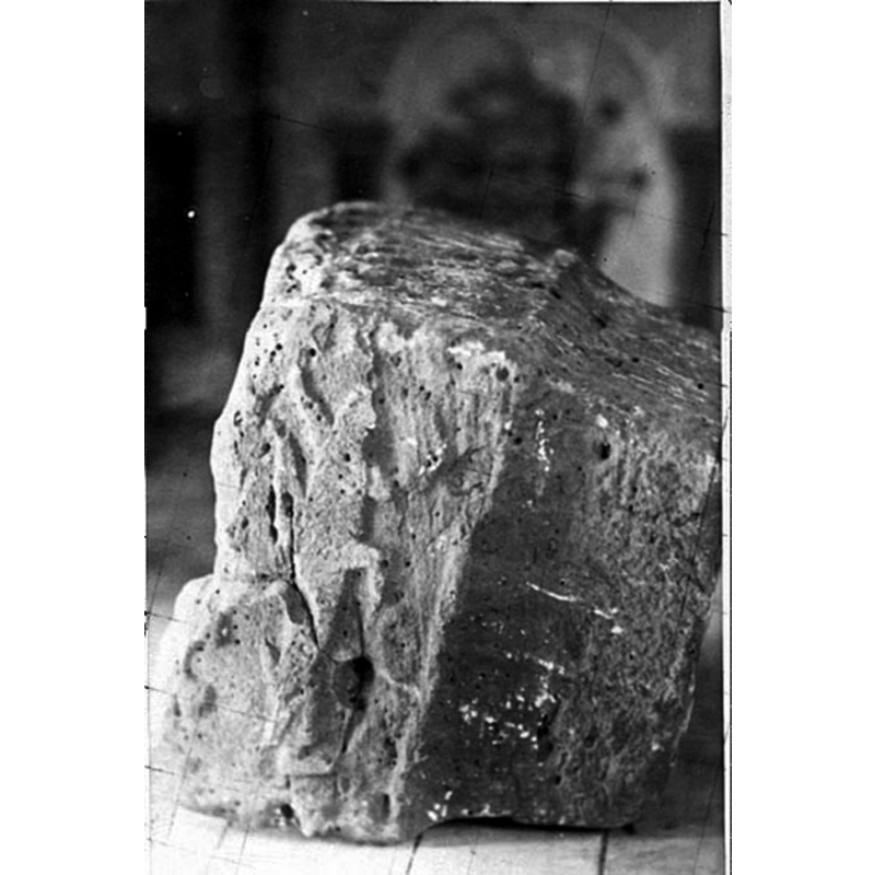 Source caption: "Museets samlingar. Cuppan till dopfunt av sandsten från Friggeråkers gamla kyrka. 1100-tal."