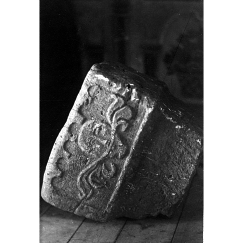 Source caption: "Museets samlingar. Cuppan till dopfunt av sandsten från Friggeråkers gamla kyrka. 1100-tal."
