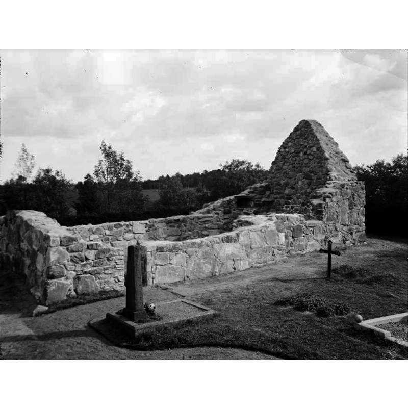 Source caption: "Kyrkoruinen från sydväst. Efter konservering." [NB: the restoration of the ruins was done in the 1930s]