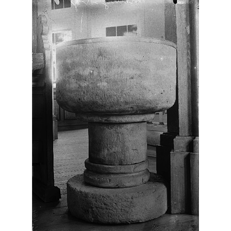 [NB: at this time the font has been set up with the double-moulding piece right below the stem, near the lower base]