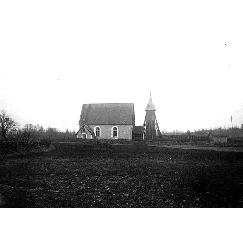 Source caption: "Kyrkan och klockstapeln mot norr."