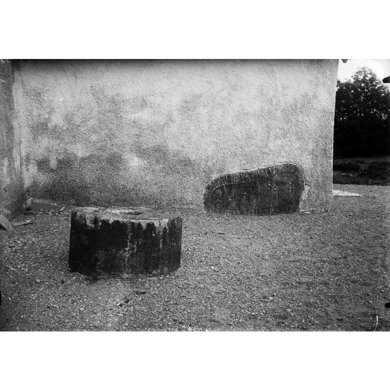 Source caption: "Dopfunt, sandsten, 1100-talet, samt runsten inmurad i ytterväggen."
