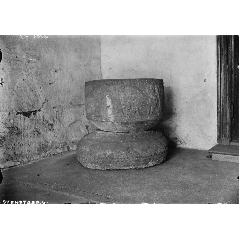 the source does not provide the date or the location where the photograph was taken; a semi-hidden annotation on the bottom left reads "STENSTORP[??]"