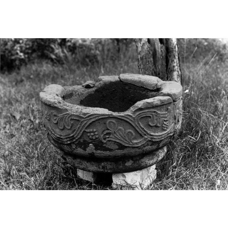 fragment of the basin of the medieval font originally from the demolished church of Brunnhem, later moved to Stenstorp -- Source caption: "Stenstorps kyrka [...] Dopfuntscuppa, medeltida. Funnen i jorden vid prästgården."