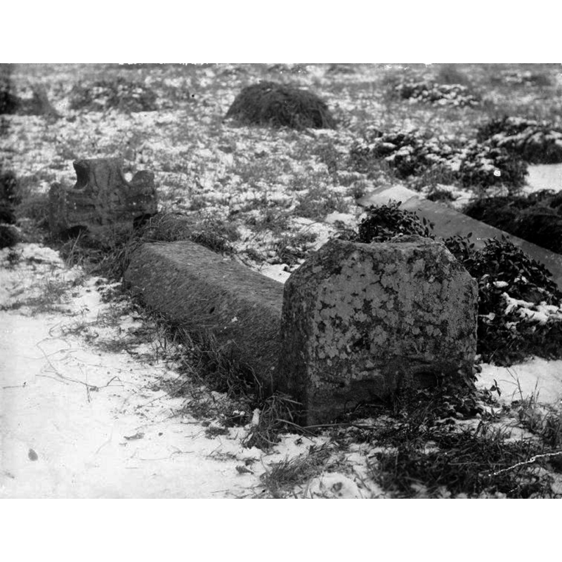 Source caption: "Gravmonument av sandsten, 1100-talet."