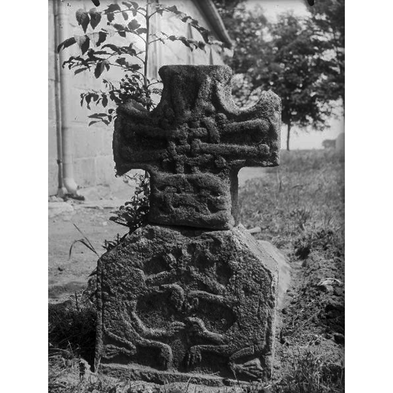 Source caption: "Gravmonument av sandsten, 1100-talet, gavel med kors."
