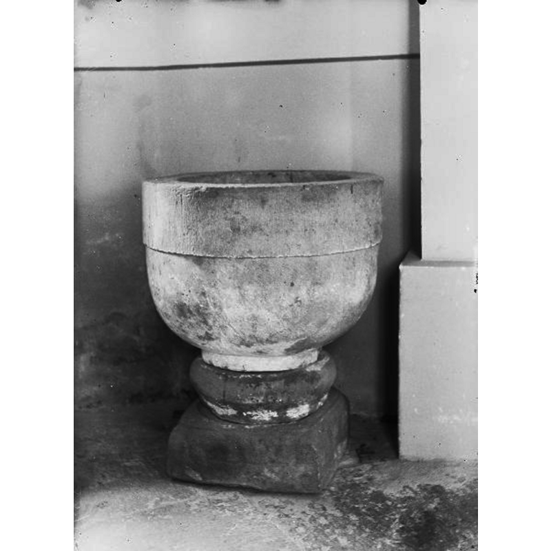 Source caption: "Dopfunt av sandsten, 1100- eller 1200-talet."