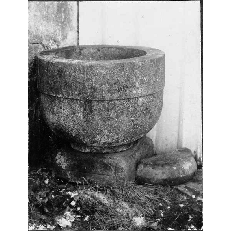 notice a piece of the centre-ring standing on its own to the right of the font; it appears to be only about half of the whole -- Source caption: "Dopfunt av sandsten, 1100- eller 1200-talet."
