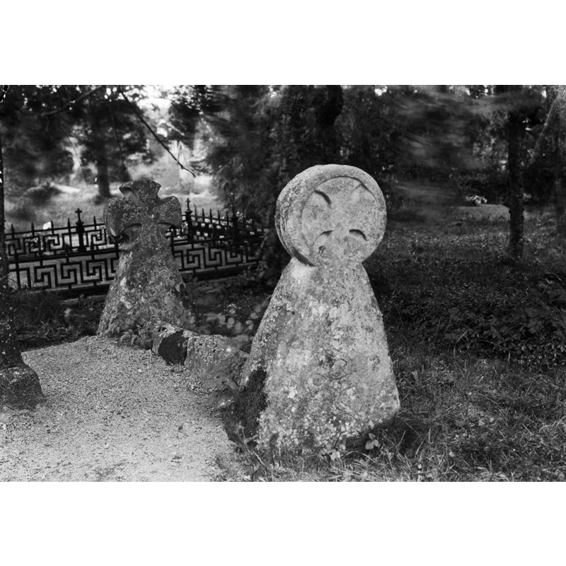 Source caption: "Gravsten, "Kung Hägges grav". Sandsten, tidig romansk tid."