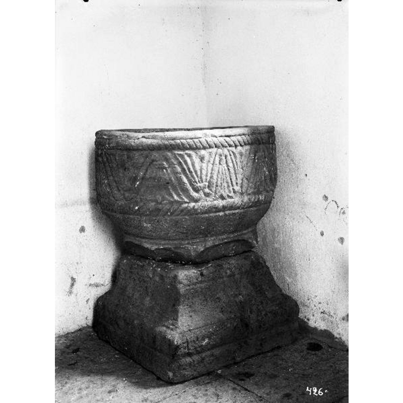 Source caption: "Dopfunt av sandsten, 1100-tal."