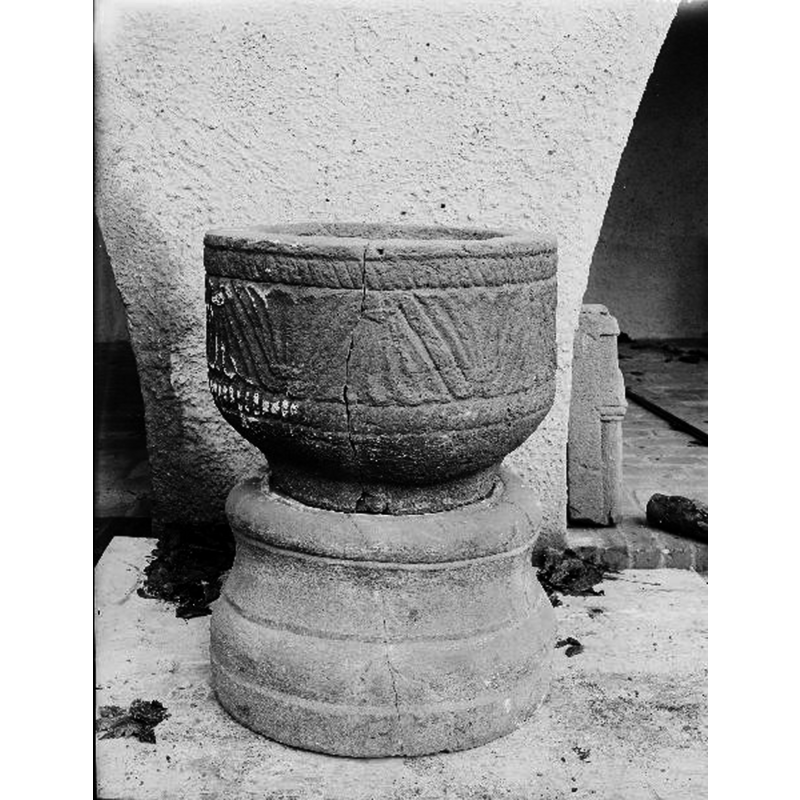 Source caption: "Dopfunt, 1100-talets mitt." -- notice the vertical crack that goes from the upper end of the basin (centre) to the bottom of the base