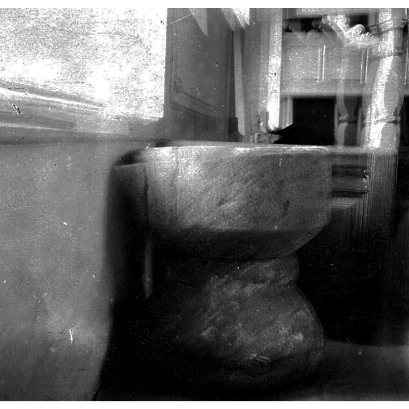 appears to be the only decoration on the old font -- Source caption: "Dopfunt i Enåsa kyrka"