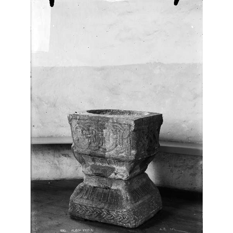 the photograph was taken in 1914 -- Source caption: "Flistads kyrka [...] Dopfunt, sandsten, fyrsidig cuppa, från omkring 1200."