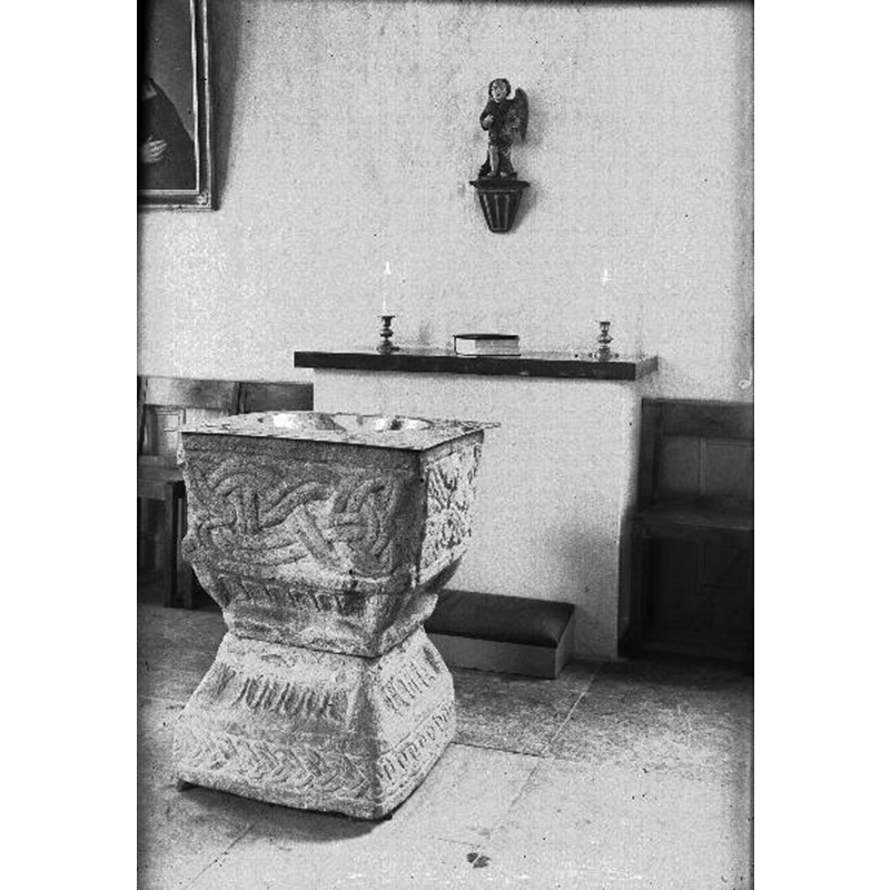 Source caption: "Flistads kyrka [...] Dopfunt, sandsten, fyrsidig cuppa, från omkring 1200. Efter restaurering."