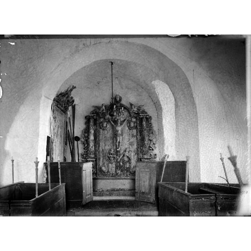 the photograph must have been taken before the 1924 restoration; no font visible here