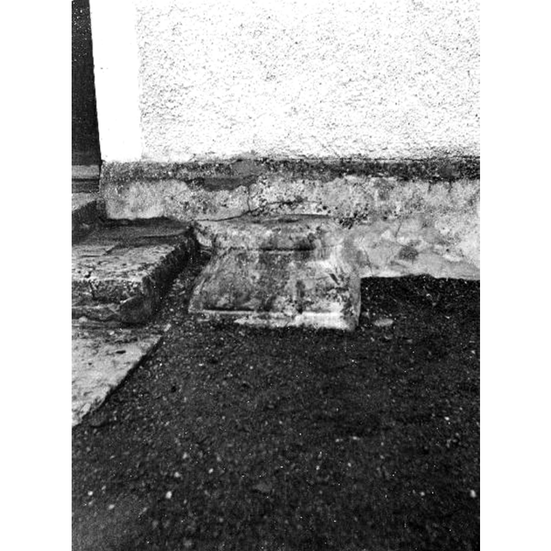 Source caption: "Örslösa kyrka [...] Fot till dopfunt av sandsten. Har tillhört Örslösa gamla kyrka. Vid södra porten."