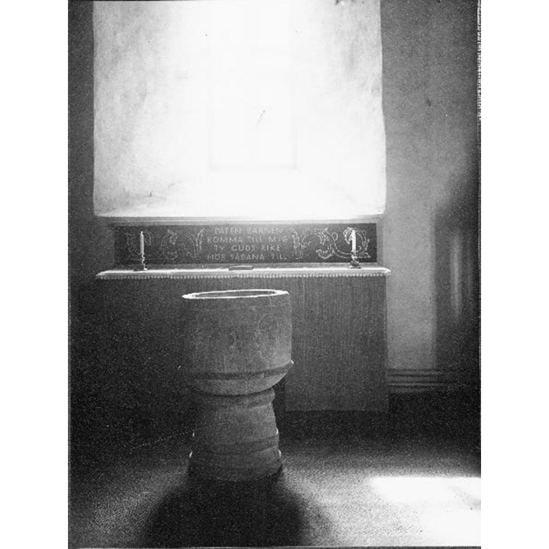 the font must have been cleaned of the earlier paint during the 1938-1942 renovation of the church