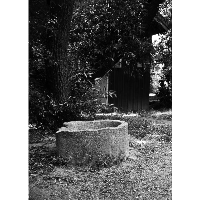 Source caption: "Saleby kyrka [...] Dopfuntscuppa, oornerad, stående i komministerns trädgård 1918."