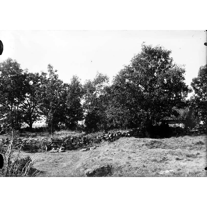 the site of the old church ca. 1900; it had been partially demolished in 1843 -- Source caption: "Otterstad, Senäte kyrkplats"