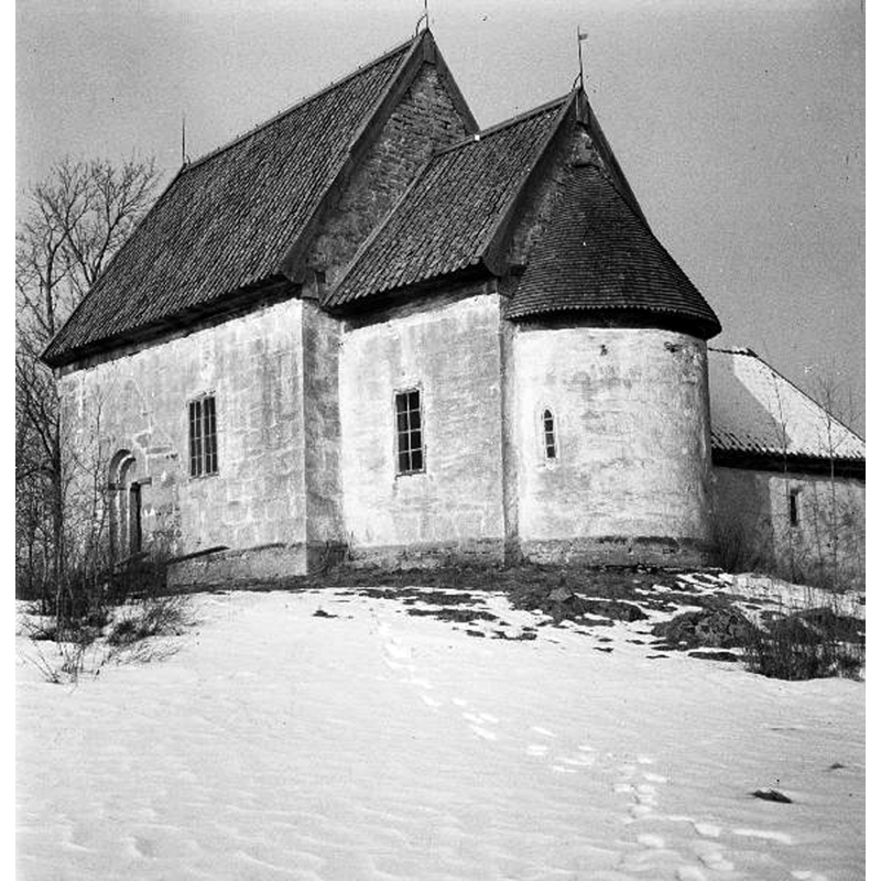 Source caption: "Suntaks gamla kyrka [...] Kyrkan från sydöst [...] 1948"