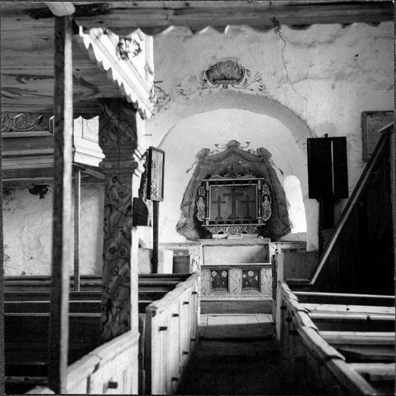 Source caption: "Suntaks gamla kyrka [...] Interiör mot öster. Före restaurering [...] 1947"