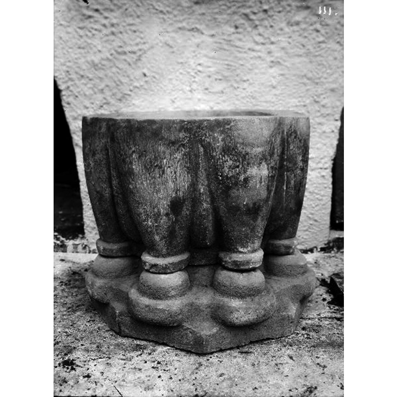 the medieval font photographed in the old church, before its removal to the new church after 1902 -- Source caption: "Suntaks kyrka [...] Dopfunt, sandsten(?), 1100-talet"