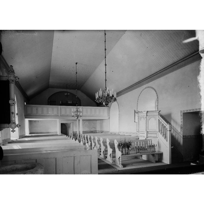 the top of the font is visible here in the bottom-left corner -- the undated photograph must have been taken soon after the 1909 renovation, probably in the 1910s