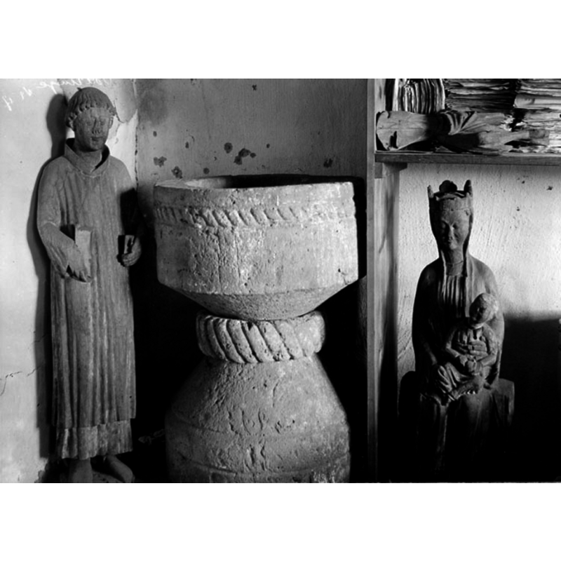 Source caption: "Bälinge kyrka [...] Träskulptur och dopfunt." [NB: the photograph in ImageFileNo.: 0200816046 looks like a cropping of this one]