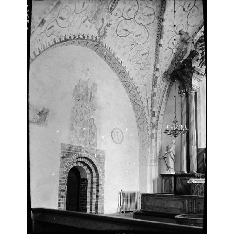 Source caption: "Bälinge kyrka [...] Interiör, koret, norra väggen."