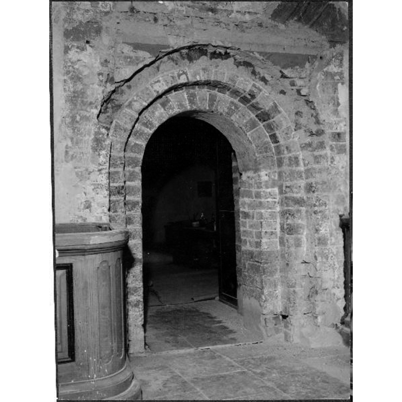 Source caption; "Bälinge kyrka [...] Sakristieportalen."