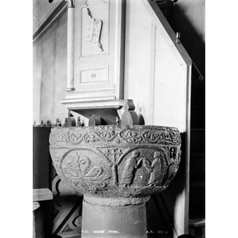 the base on which the basin is raised here is not the original one; the original one was probably made up of a round stem and a circular lower base [NB: the original photograph has "A.R. 1916" in white lettering at the bottom-right corner]