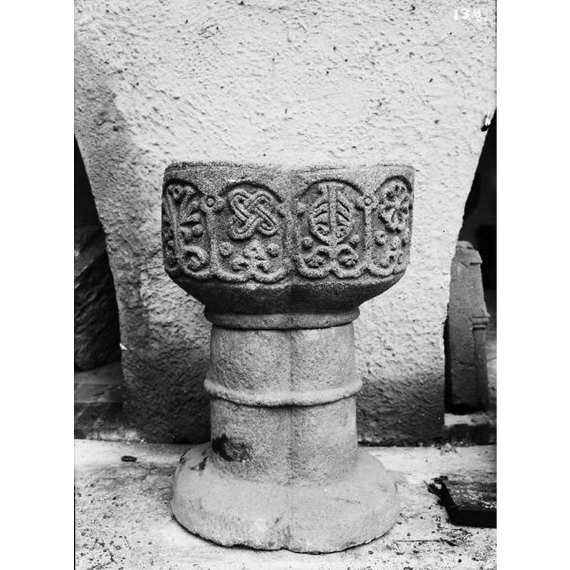 taken outside, perhaps during the 1926 renovation of the church? -- Source caption: "Surteby-Kattunga, Surteby kyrka [...] Dopfunt, kalksten, 1200-talet."