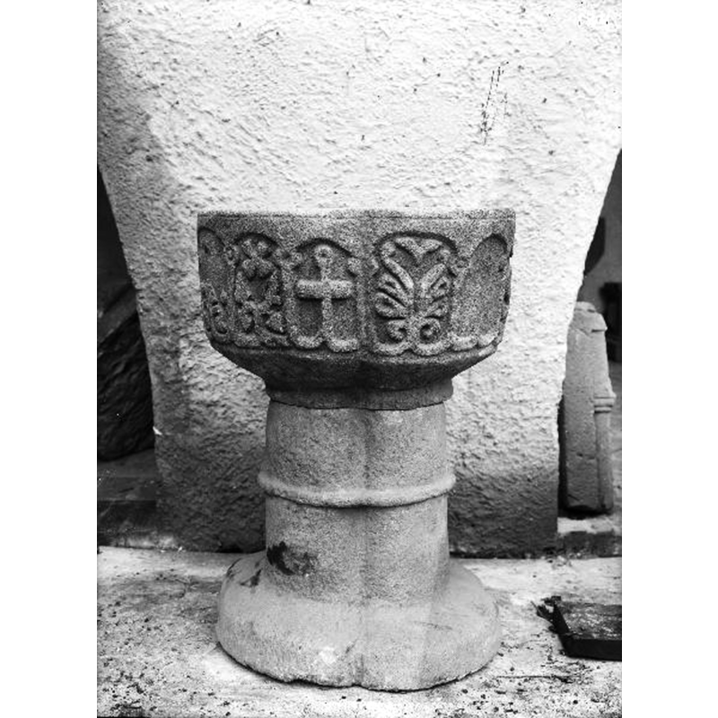 taken outside, perhaps during the 1926 renovation of the church? -- Source caption: "Surteby-Kattunga, Surteby kyrka [...] Dopfunt, kalksten, 1200-talet."