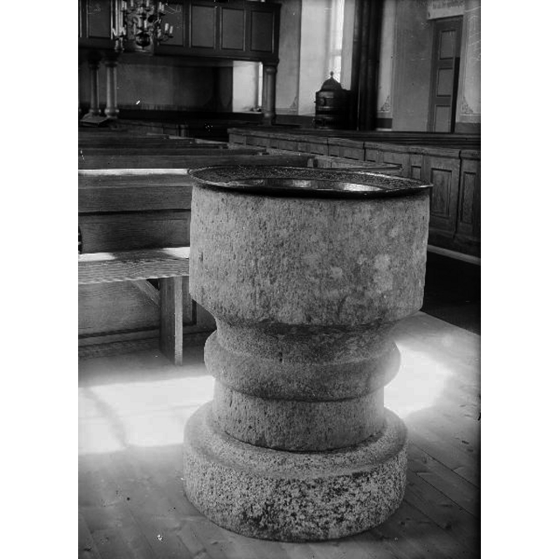 Source caption: "Liareds kyrka [...] Dopfunt av sandsten, 1200-talets mitt."