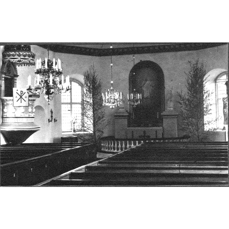 the top of the font is visible near the pulpit, at the far [east] end of the left [north] bank of pews