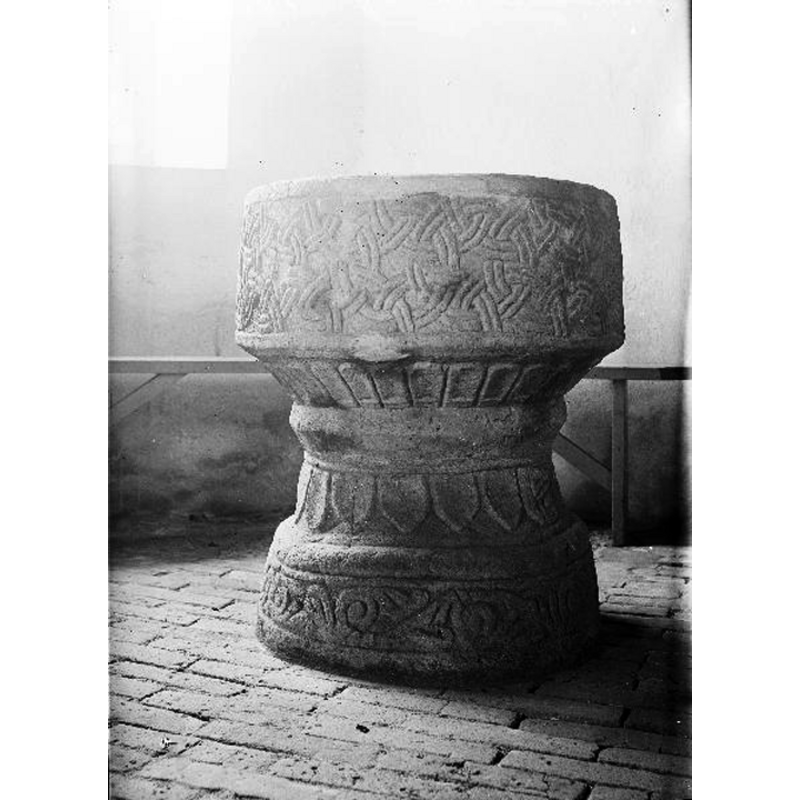 Source caption: "Marbäcks kyrka [...] Dopfunt av sandsten, 1400-talet."