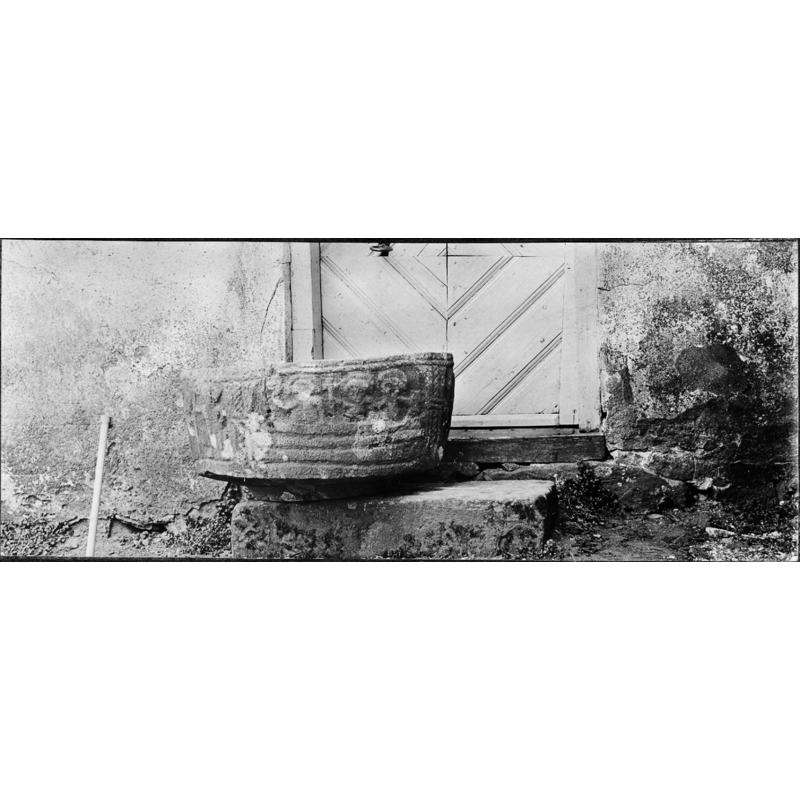 Source caption: "Ods kyrka [...] Dopfunt, sandsten, 1200-talet?"