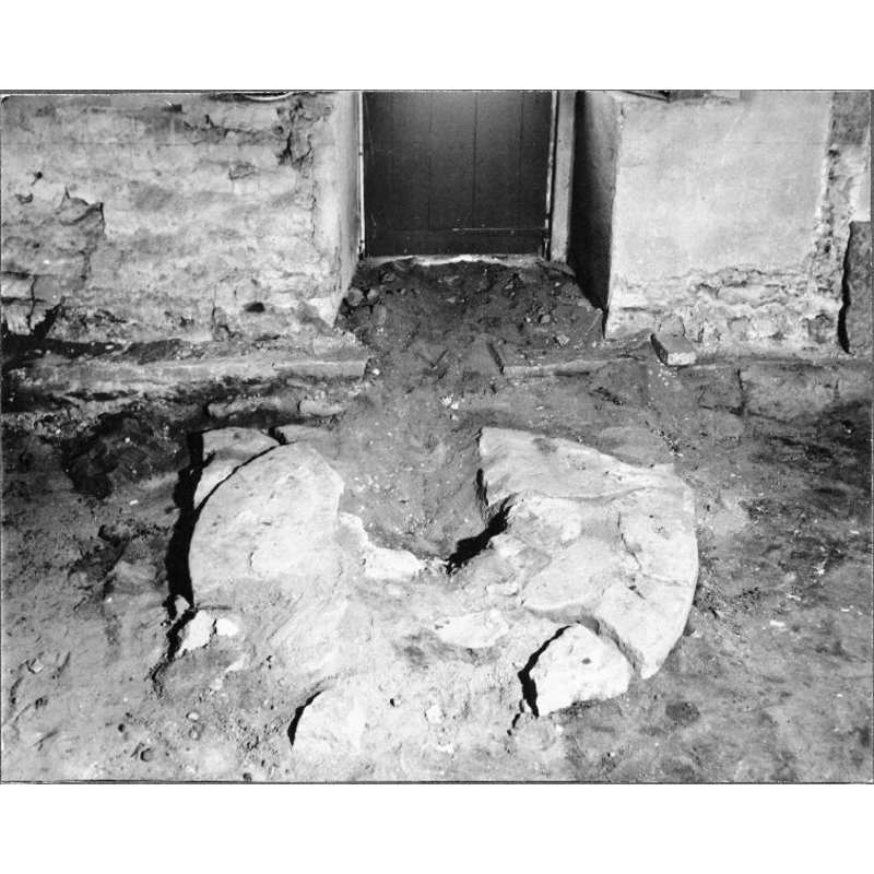 Source caption: "Götene kyrka [...] Dopfuntsfundament, delvis bevarat, av sandsten."