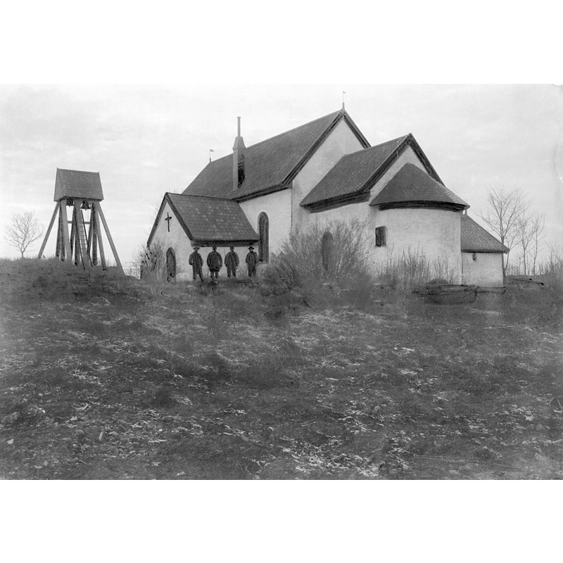 Source caption: "Göteve kyrka [...] Kyrkan och klockstapeln från sydöst. Efter restaurering."