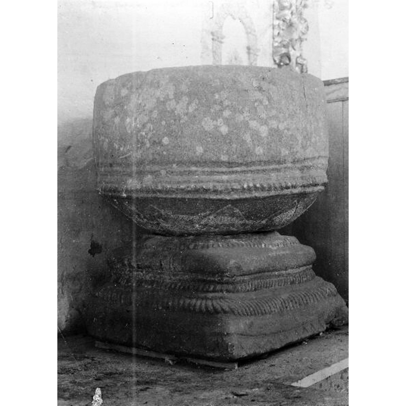 Source caption: "Göteve kyrka [...] Dopfunt, sandsten, 1200-talet?"