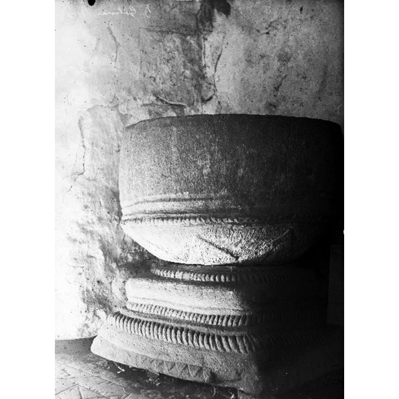 Source caption: "Göteve kyrka [...] Dopfunt, sandsten, 1200-talet?"