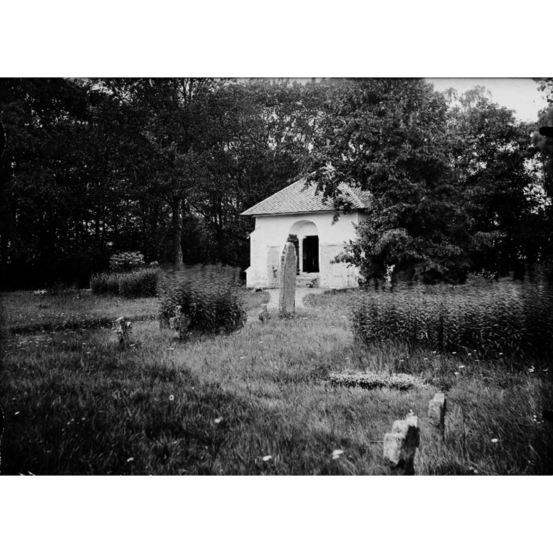 Source caption: "Tådene kyrkplats [...] Gravkor, Lilliehöökska." [NB: when the medieval church was dembieng demolished in 1878 the old chancel was retained, later modified and used as a burial chapel]