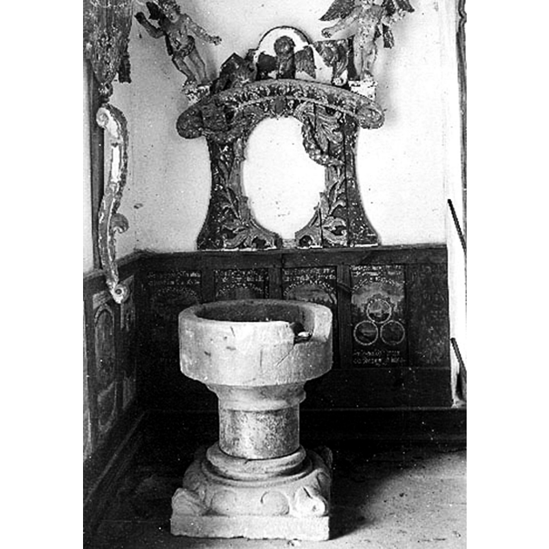 Source caption: "TÅDENED. Dopfunt. och del av gamla altaret."