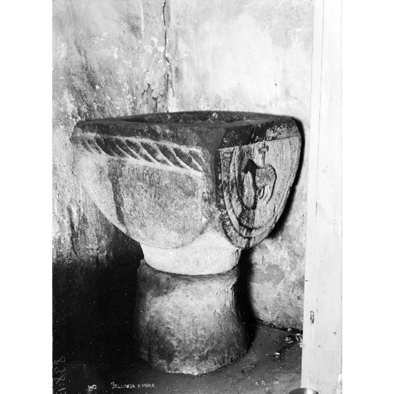 Source caption: "Götlunda kyrka [...] Dopfunt, sandsten, fyrsidig cuppa, 1100.talet." [NB: the copy of this photograph in the VGM Foto collection of the Västergötlands museum is dated 1914]
