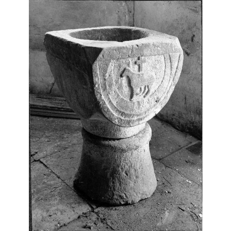 Source caption: "Götlunda kyrka [...] Dopfunt, sandsten, fyrsidig cuppa, 1100.talet."