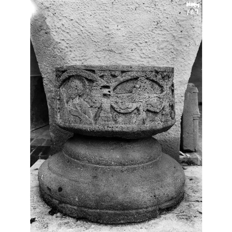 Source caption: "Hällstads kyrka [...] Dopfunt av sandsten, medeltida."