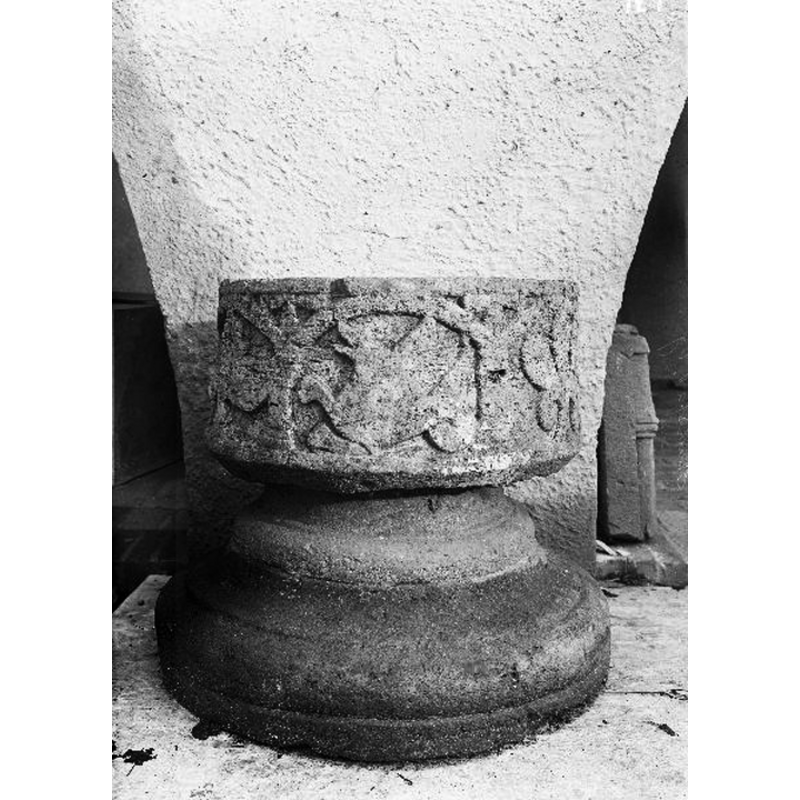 Source caption: "Hällstads kyrka [...] Dopfunt av sandsten, medeltida."